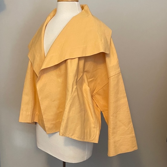 An Anne Klein butter yellow asymmetrical collared short swing linen jacket - Picture 2 of 9